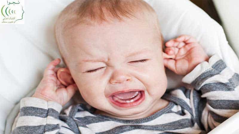 چرا نوزاد گوشش را میکشد